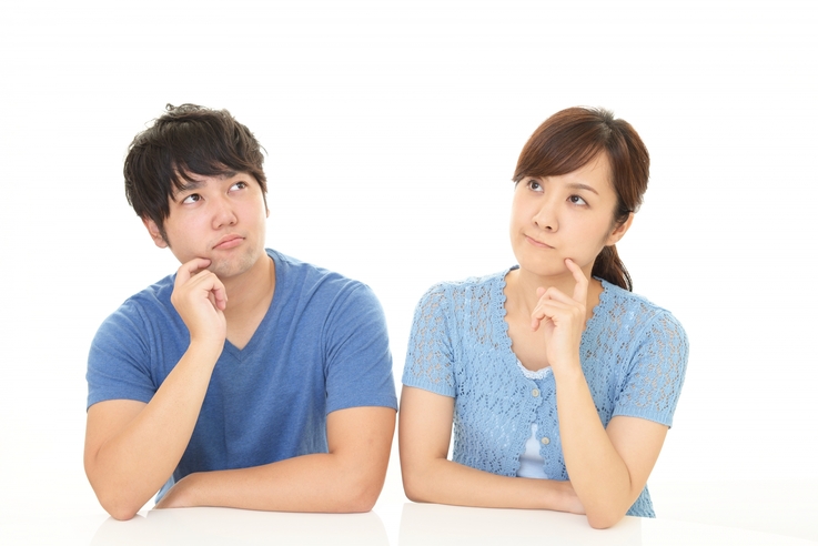 悩んでいるカップル